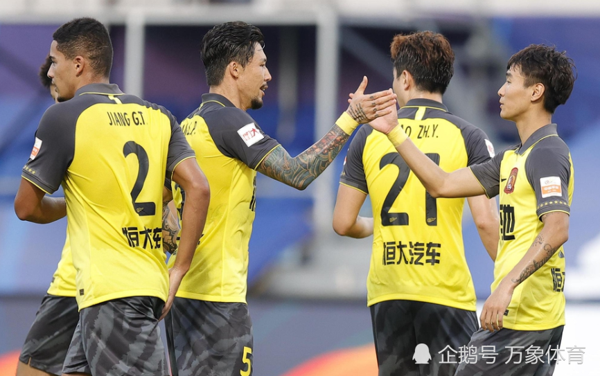  门兴格拉德巴赫年轻中卫头球破门全取三分  