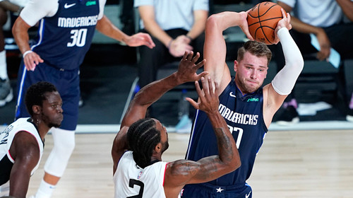  东契奇超远三分绝杀独行侠险胜国王收比赛